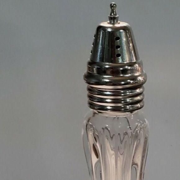 Mikasa Crystal Salt and Pepper Shakers - Picture 2 of 4